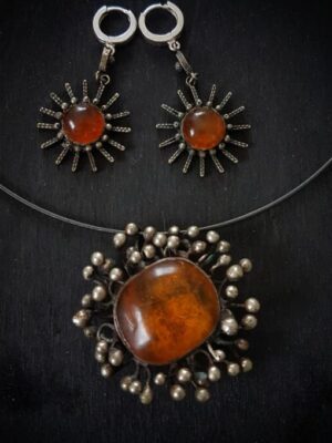 VINTAŽINIS PAPUOŠALŲ RINKINYS SU SKAIDRIUOJU GINTARU